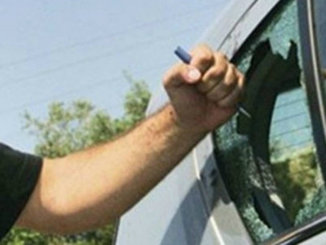 Κρήτη: Σε έξαλλη κατάσταση έσπαγε σταθμευμένα αυτοκίνητα