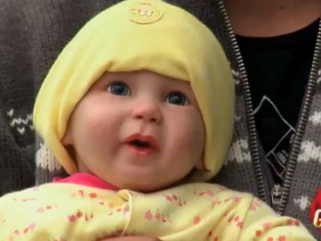 Τρομακτική φάρσα: Πετάει το μωρό στο αυτοκίνητο (vid)