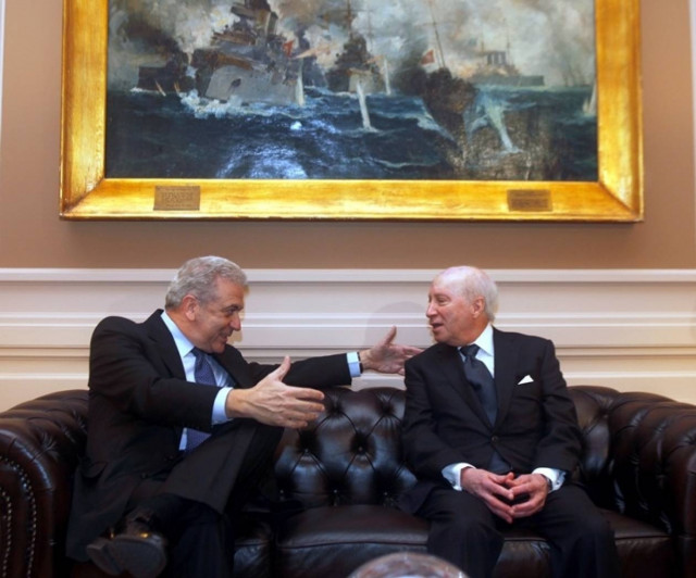 Το δώρο του Αβραμόπουλου στο Νίμιτς και το… γιουβέτσι!