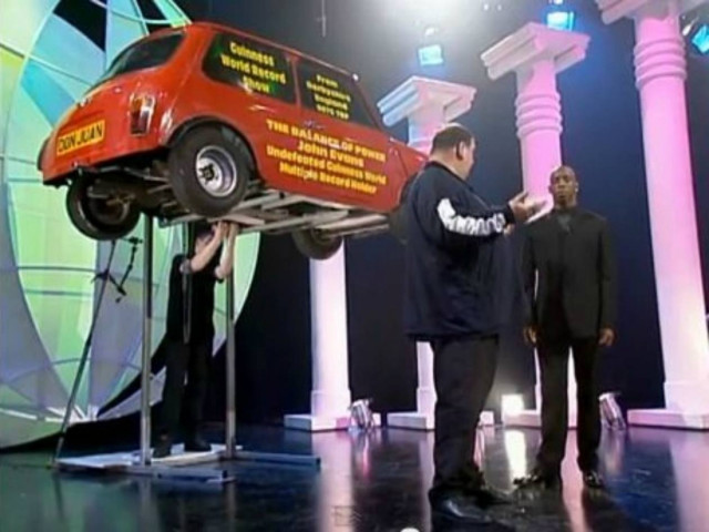 Ρεκόρ Γκίνες: Στήριξε στο κεφάλι του ολόκληρο αυτοκίνητο (vid)