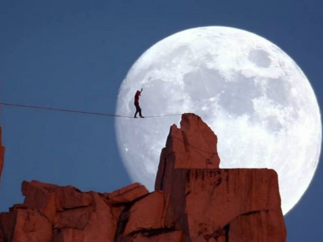 Μαγικό βίντεο: Ορειβάτης περπατά πλάι στην πανσέληνο!