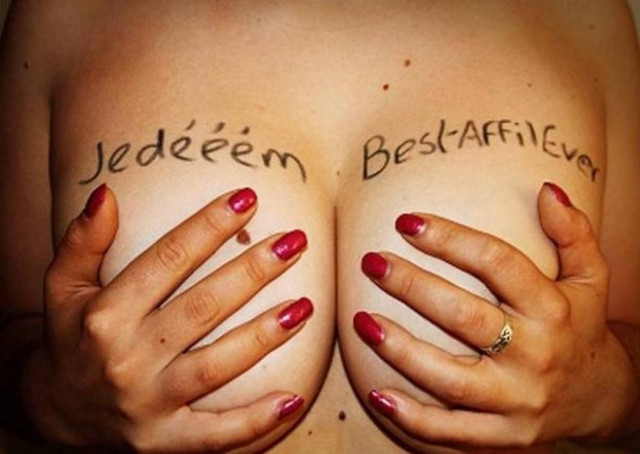 Δείτε ποιο μέρος του σώματός της νοικιάζει ως... διαφημιστικό χώρο!