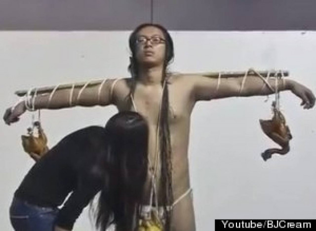 Βίντεο: Φοιτήτρια του κάνει πιπιλιές μπροστά σε κόσμο για την τέχνη