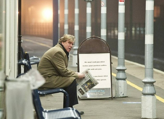 Υπουργός μετακινείται με τρένο για να μην ξοδεύει τους πολίτες(pics)