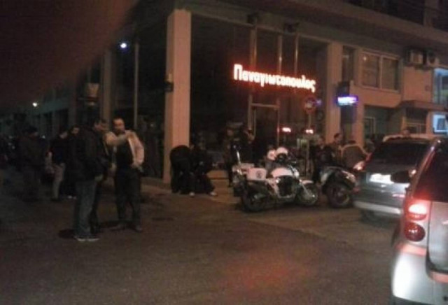 ΠΡΙΝ ΛΙΓΟ: Άγριο ξύλο στο κέντρο της Πάτρας