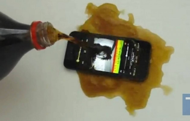 Βίντεο: Δείτε τι γίνεται αν ρίξετε Coca-Cola σε ένα iPhone 5