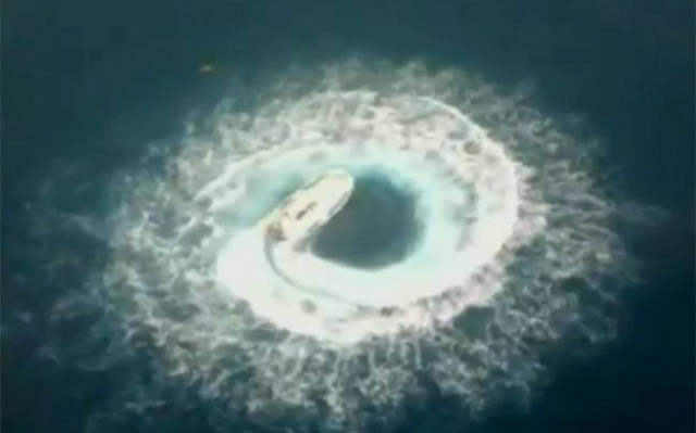 Βίντεο: Δείτε την περιπέτεια ενός άνδρα – Το ταχύπλοο έκανε σβούρες