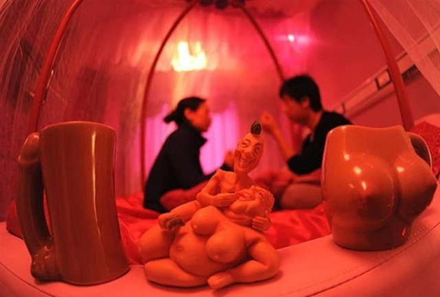 Γιατροί παρακολουθούν live τα ζευγάρια να κάνουν σεξ!