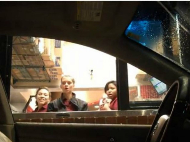 Εκπληκτική φάρσα: Φάντασμα οδηγεί αυτοκίνητο! (vid)