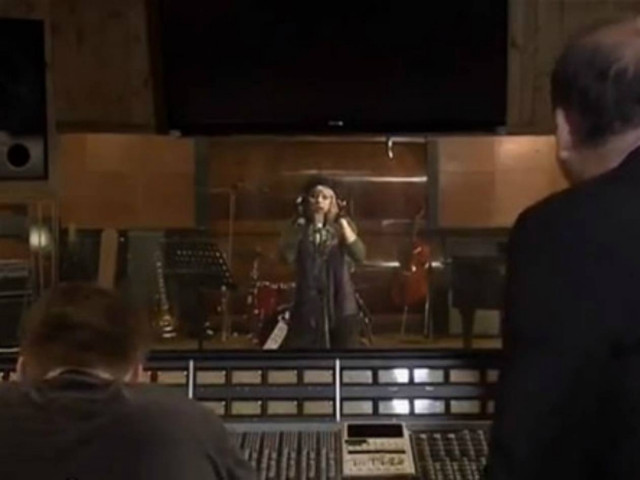 Το ξεκαρδιστικό βίντεο ενός ηχολήπτη σε studio που σαρώνει στο YouTube