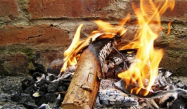 Καίνε σκουπίδια για να ζεσταθούν...