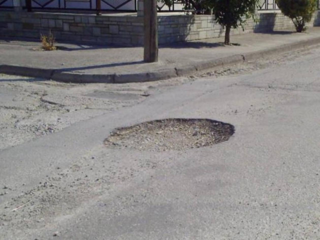 Πρόεδρος σκέφτεται να μηνύσει τον δήμαρχο για... μία λακούβα!