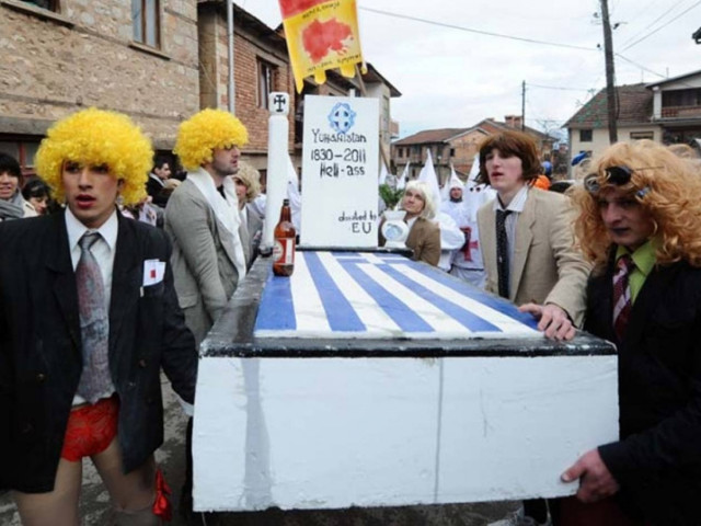 Πρόκληση: Το «μνημόσυνο» της Ελλάδας σε σκοπιανό καρναβάλι