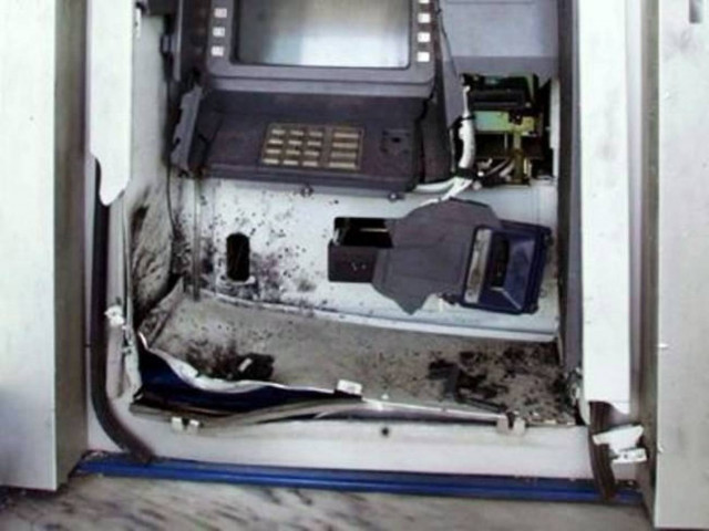 Στις φλόγες ΑΤΜ τράπεζας στο Νέο Ηράκλειο