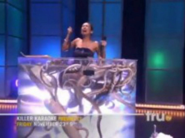 Βίντεο: Το πιο τρομακτικό καραόκε που έχετε δει ποτέ