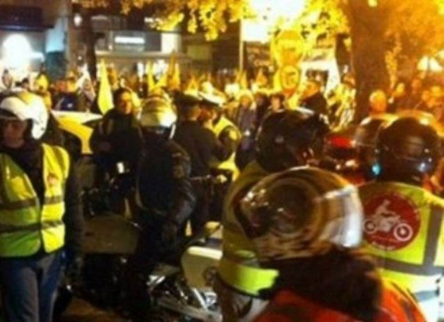 ΤΩΡΑ-Ένταση έξω από το ΙΟΒΕ για τη βράβευση του Λ.Παπαδήμου