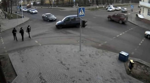 Βίντεο-ΣΟΚ: Πεζή γλιτώνει για χιλιοστά τον αποκεφαλισμό