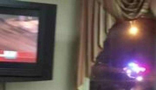 Βίντεο: Η καταδίωξη που έβλεπε στην τηλεόραση πέρασε από το σπίτι του
