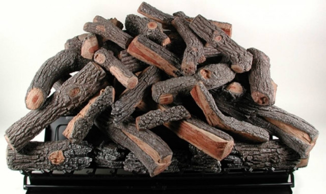 Αλβανοί κόβουν ξύλα εδώ, τα πάνε στην Αλβανία και μετά μας τα πουλάνε!