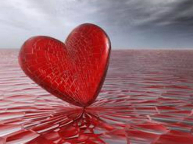 Φωτογραφία - ΣΟΚ: Κοπέλα κρατάει στα χέρια την... καρδιά της!