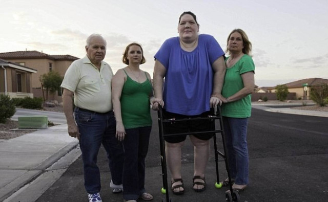 Πέθανε σε ηλικία 34 ετών η γυναίκα γίγαντας! (pics)