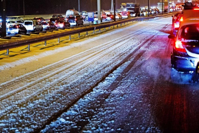 Μποτιλιάρισμα 1.000 χιλιομέτρων στην Ολλανδία λόγω χιονιού!