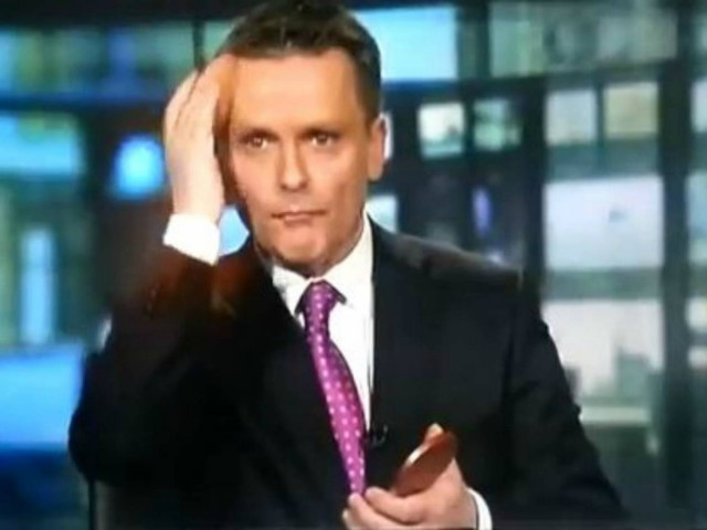 Βίντεο: Παρουσιαστής «βγήκε στον αέρα» την ώρα που έβαζε πούδρα