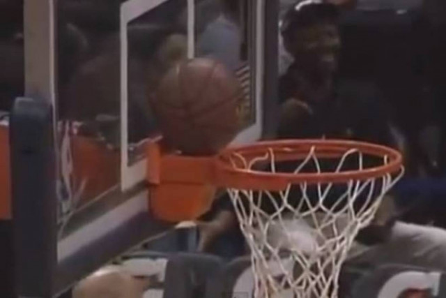 Ατλάντα Χοκς: Κόλλησε την μπάλα στο καλάθι και κέρδισε 1.000 δολάρια