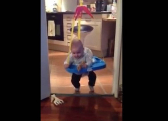 Βίντεο: Τα «σπάει» ο μπόμπιρας!