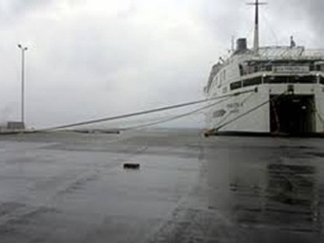 Δείτε πού είναι «δεμένα» τα πλοία λόγω ισχυρών ανέμων