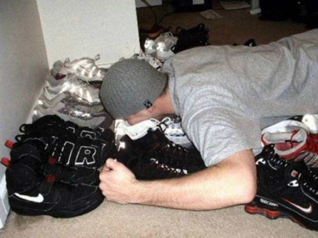 Νέα τρέλα κατακτά το διαδίκτυο: Μύρισε το παπούτσι σου! (pics)