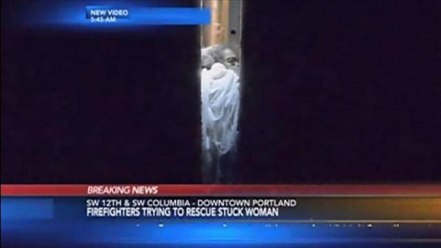 Απίστευτο: Γυναίκα σφήνωσε ανάμεσα σε 2 κτίρια!