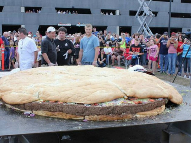 Παγκόσμιο ρεκόρ γκίνες για το μεγαλύτερο τσίζμπεργκερ! (vid)