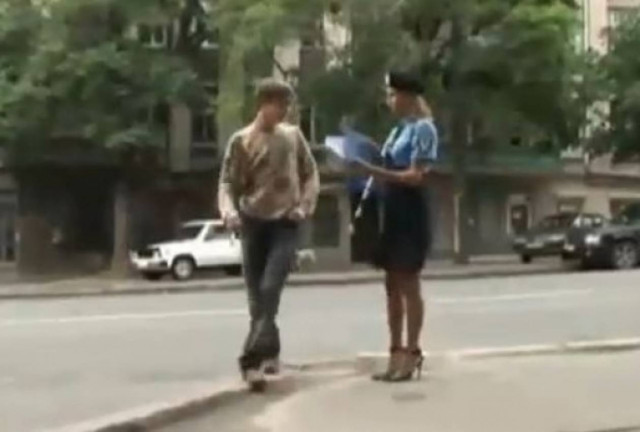 Βίντεο: Η αστυνομικός που προκαλεί... εγκεφαλικά στους περαστικούς