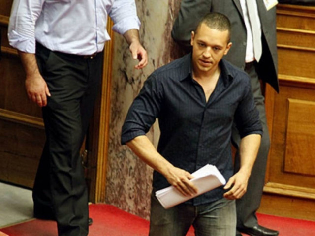 Κασιδιάρης σε Πιπιλή: Κάτσε κάτω ρε, πάλι πιωμένη είσαι; (vid)