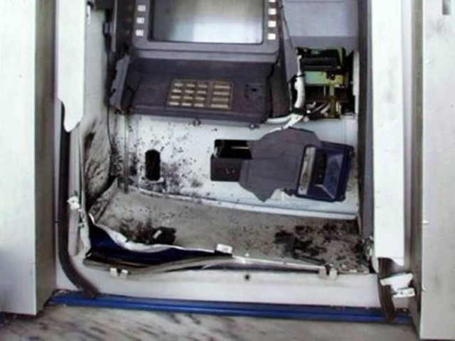 Στις φλόγες ΑΤΜ στο κέντρο της Αθήνας