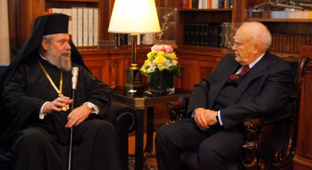 Συνάντηση K. Παπούλια με τον αρχιεπίσκοπο Κύπρου