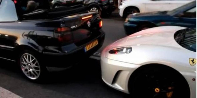 Βίντεο: Ηλικιωμένος οδηγός εναντίον... Ferrari