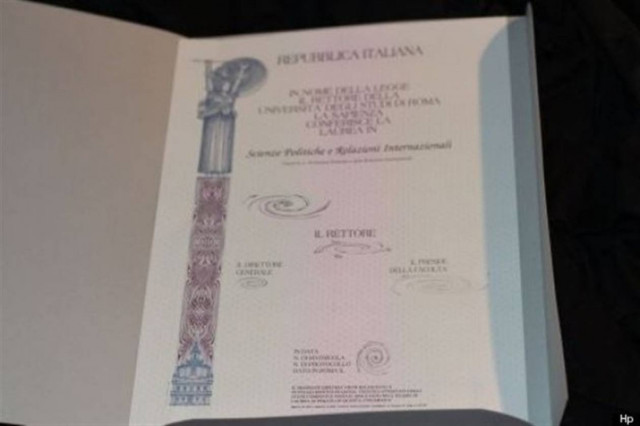 Άνεργος πολιτικός επιστήμονας πουλά το πτυχίο του στο διαδίκτυο