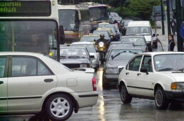 Χάος από τη βροχή και τις απεργίες στους δρόμους (φωτορεπορτάζ)