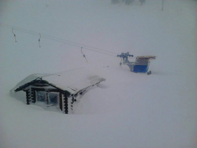 Καλάβρυτα: «Θάφτηκαν» και κτήρια στο χιονοδρομικό (pics)