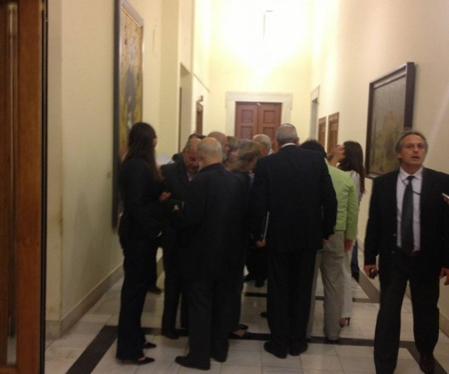 Δε θα πιστεύετε τι δώρο έκανε η Βουλή στους κοινοβουλ. συντάκτες!