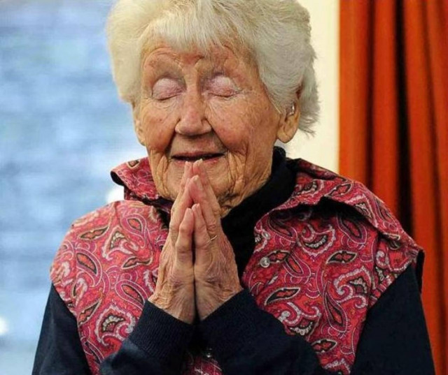 Δείτε τη γηραιότερη δασκάλα γιόγκα της υφηλίου (pics)