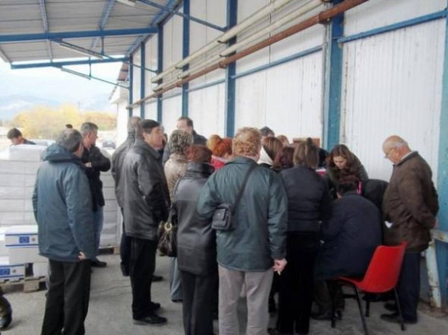 Τρίκαλα: Ατελείωτες ουρές για λίγα τρόφιμα!