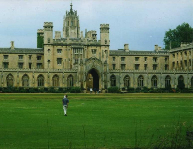 Θέλουν να καταργήσουν την έδρα των Νέων Ελληνικών στο Κέιμπριτζ