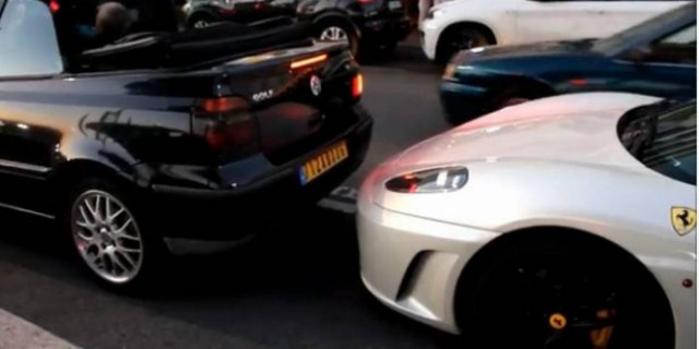 Βίντεο: Την έκανε... καινούργια τη Ferrari!