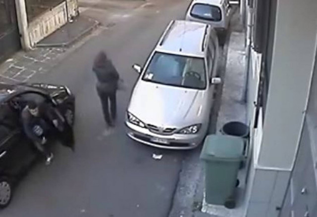 Βίντεο: Ληστεία on camera που κόβει την ανάσα