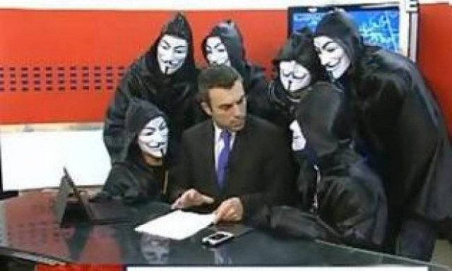 Παρουσιαστής ειδήσεων σοκάρεται από εισβολή των Anonymous στο πλατό