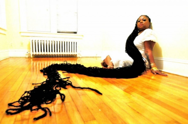 Δεν έχει κόψει τα μαλλιά της εδώ και... 24 χρόνια! Δείτε πως είναι