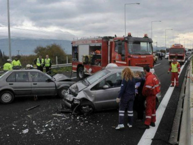 ΤΩΡΑ:Εγκλωβισμένοι τραυματίες σε τροχαίο